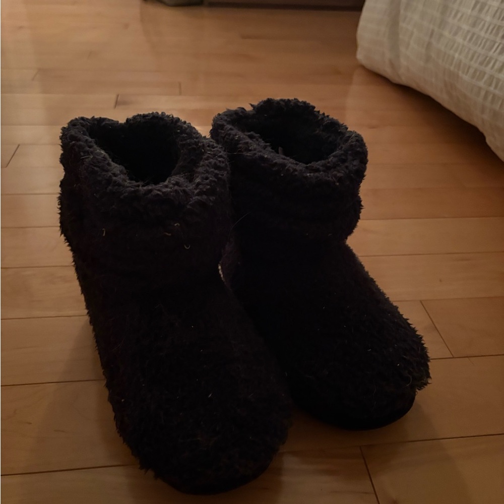 La Vie En Rose Black Fuzzy Slippers